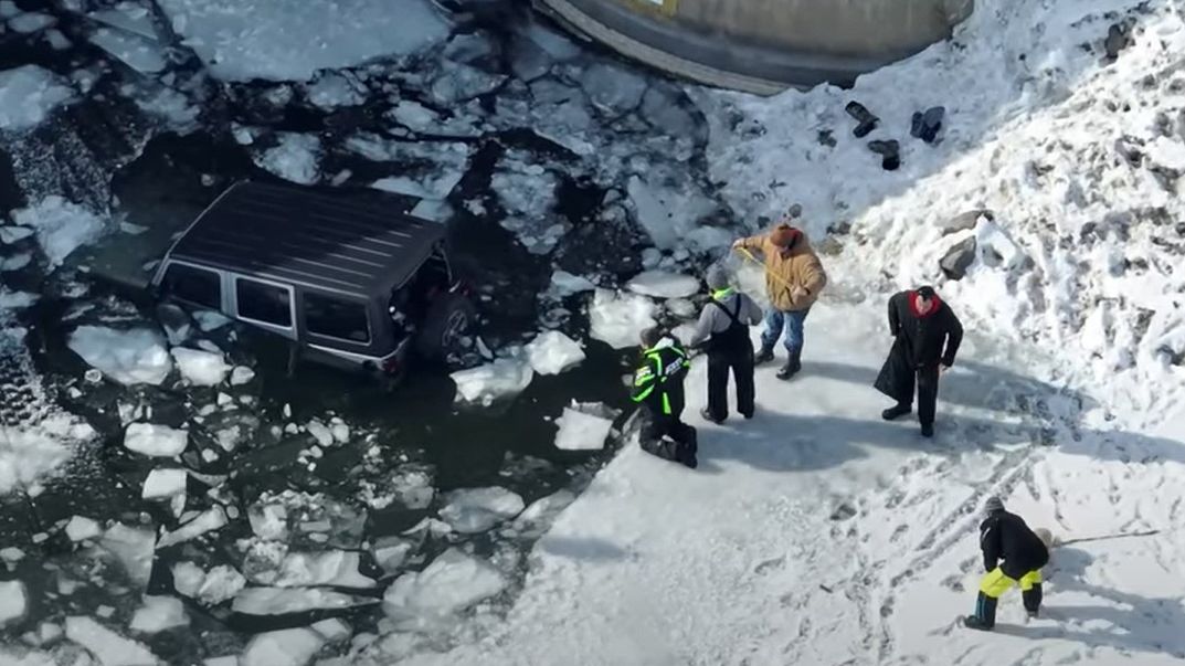 Teenager zachránil seniora i jeho psa z auta v ledové vodě